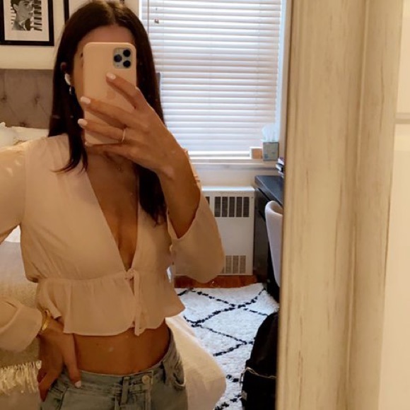 Aritzia Sunday Best Tie Front Blouse Blossom red S - Picture 9 of 10